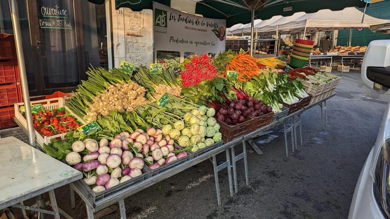 Marché de producteurs avec stands de légumes locaux